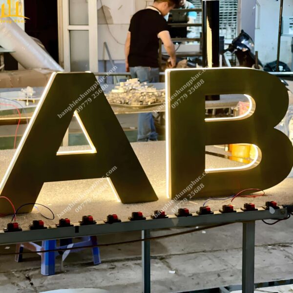 chữ hắt sáng chân