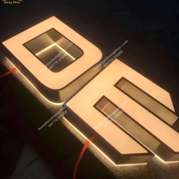 chữ hắt sáng chân