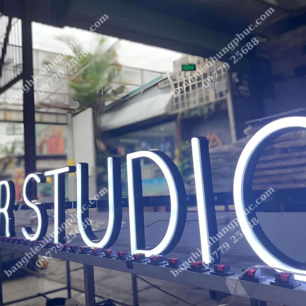 chữ inox hắt sáng chân