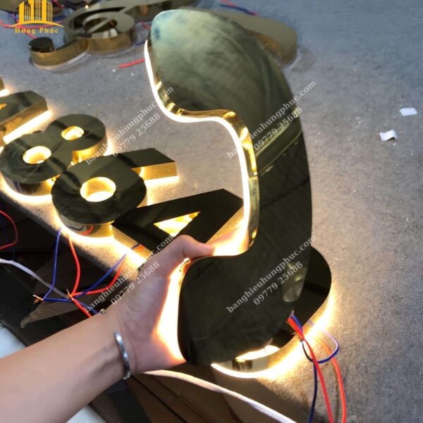 chữ inox hắt sáng chân