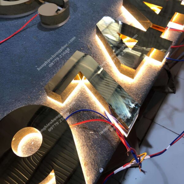 chữ inox hắt sáng chân