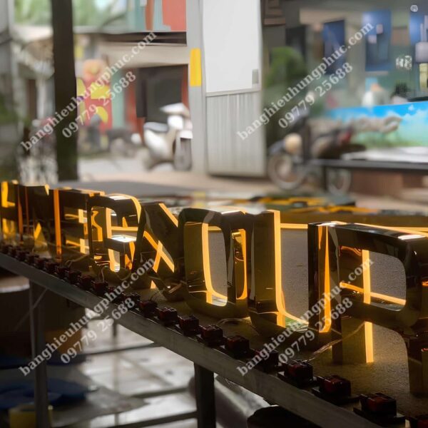 chữ inox hắt sáng chân