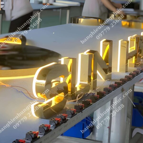 chữ inox hắt sáng chân