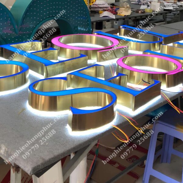 chữ inox hắt sáng chân