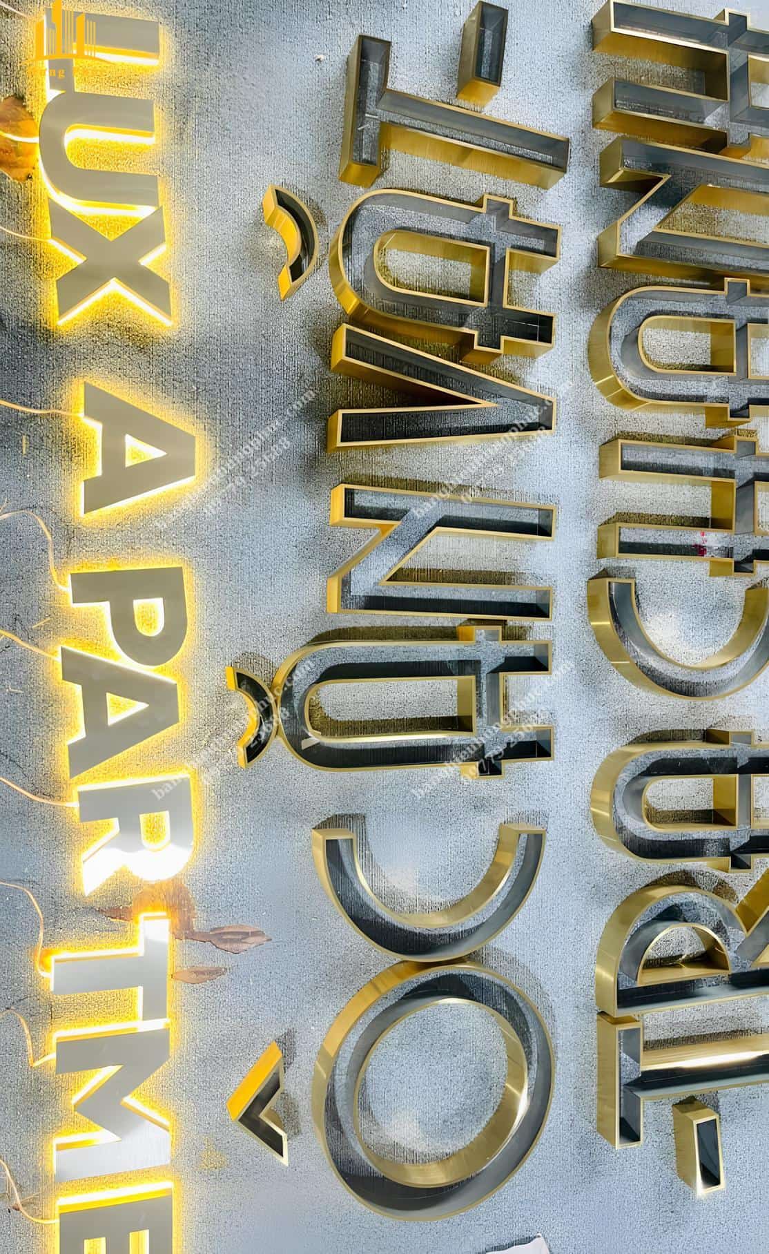 chữ inox sáng chân