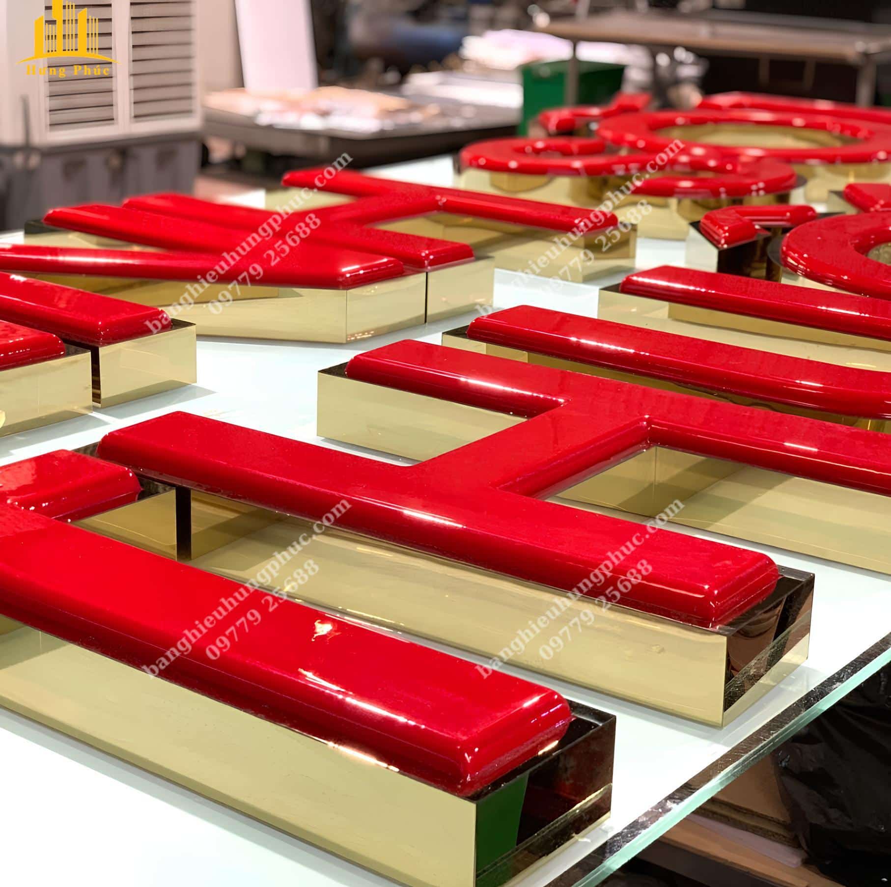 Chữ inox trắng gương mặt mica hút nổi