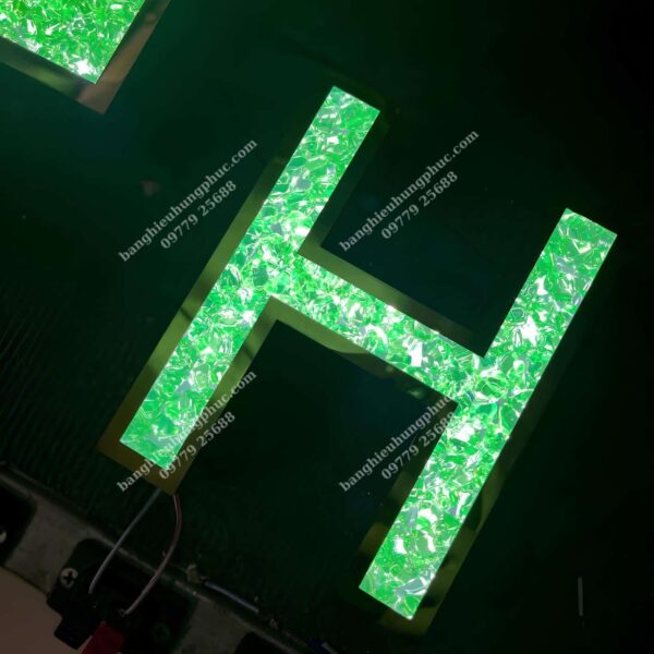 chữ nổi mica rải đá Arcylic