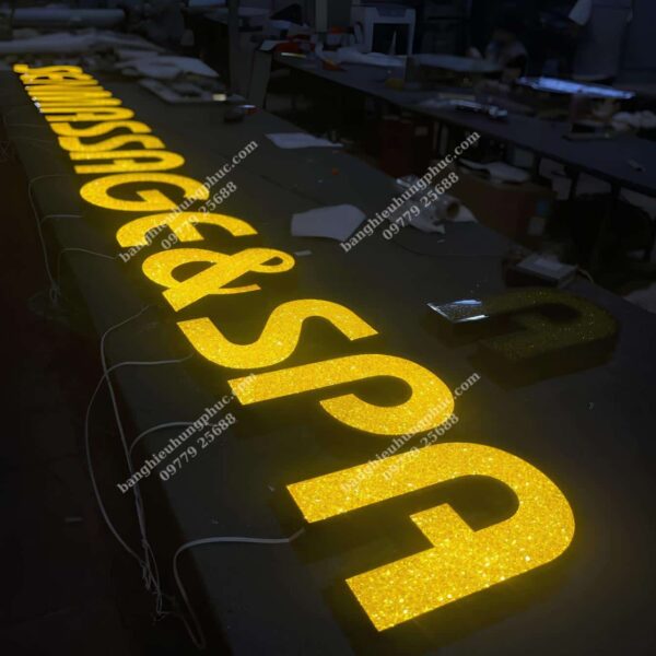 chữ nổi mica rải đá Arcylic