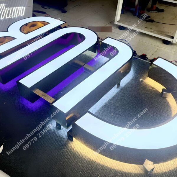 làm biển chữ nổi mica