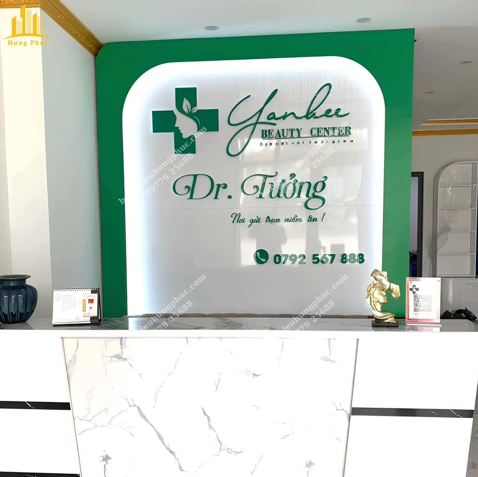 Chữ nổi mica dán tường