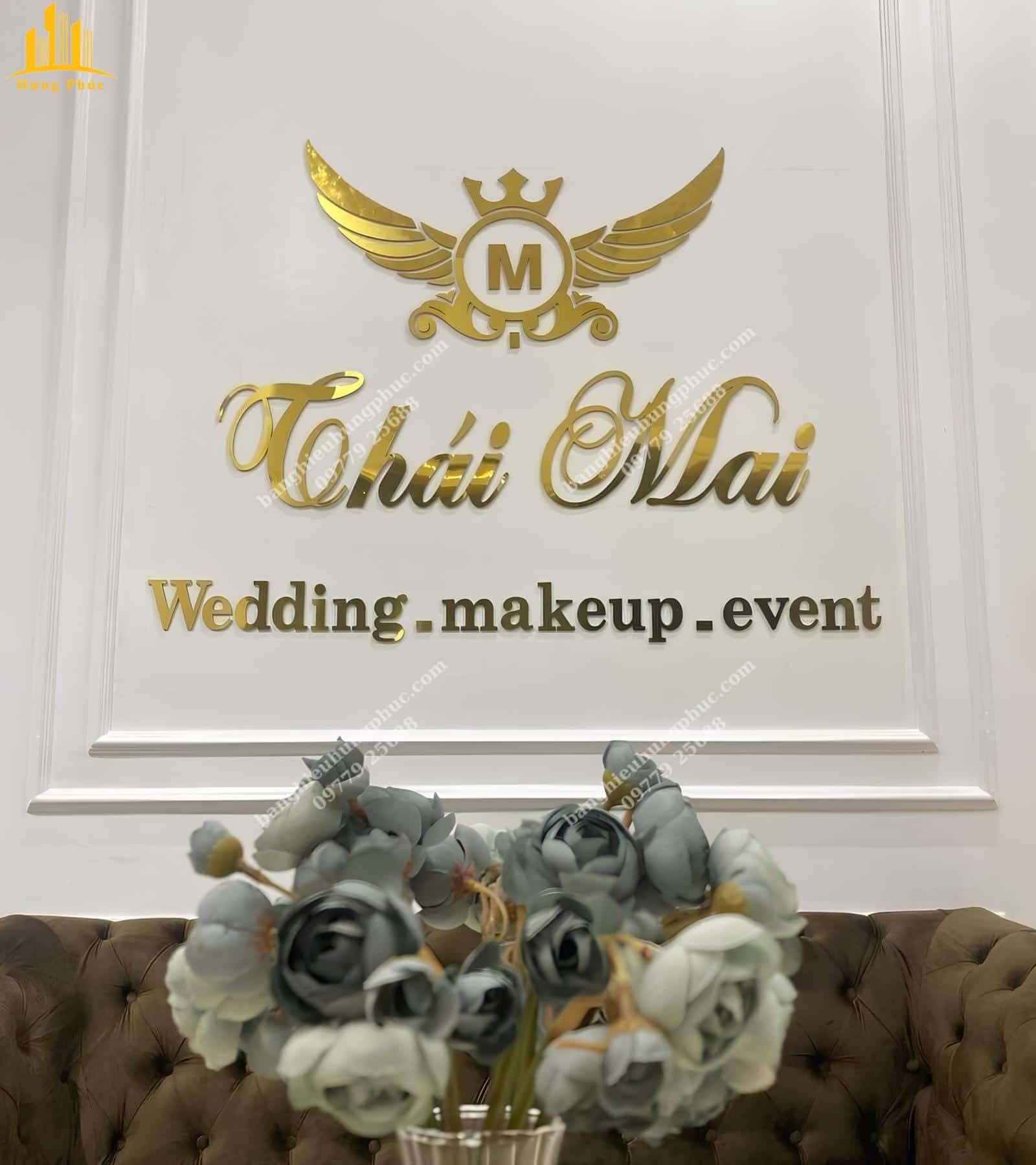 Chữ nổi dán tường bằng alu vàng gương