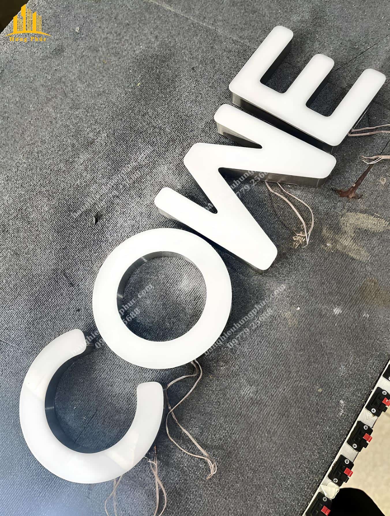 làm biển chữ nổi mica