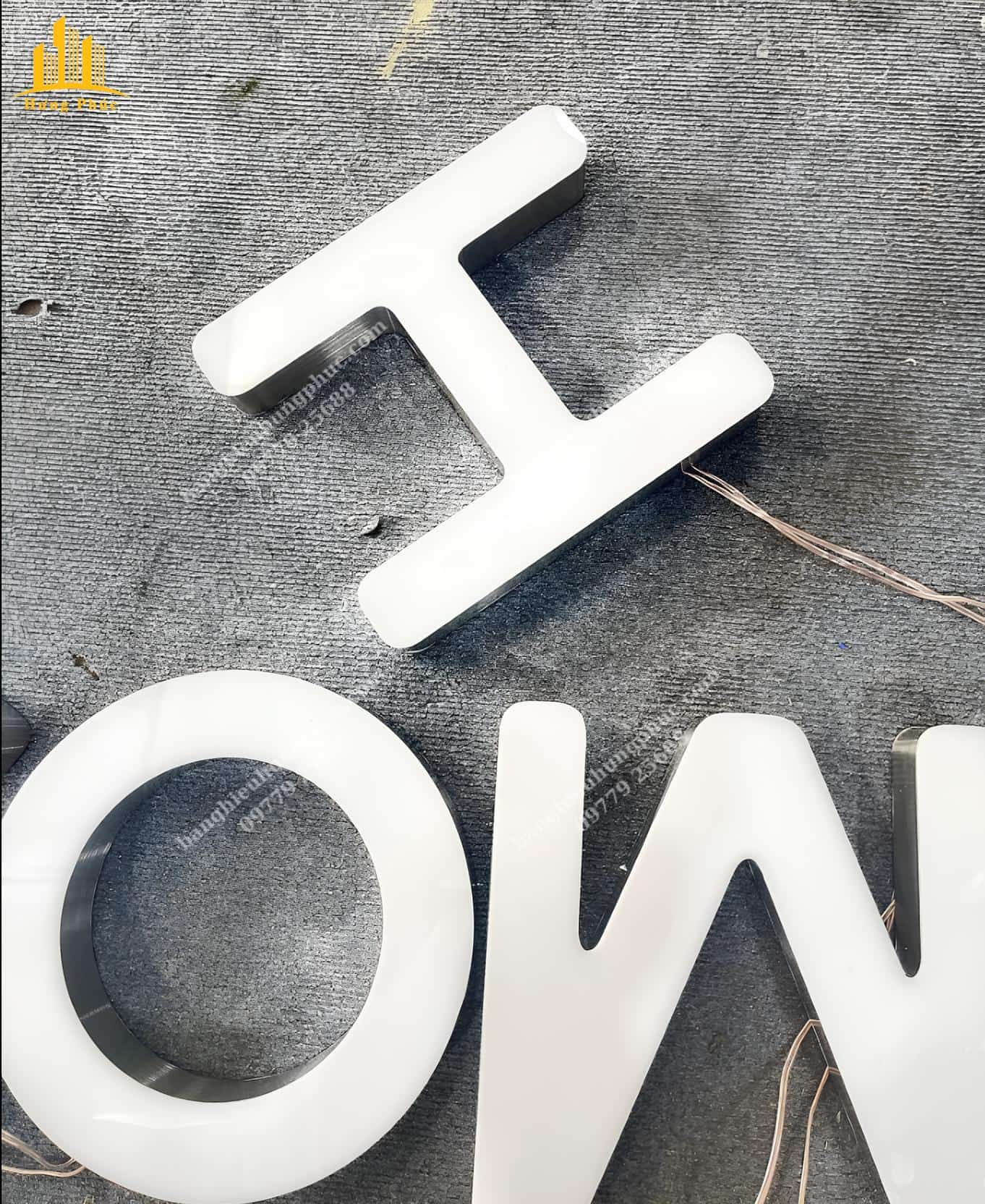 làm biển chữ nổi mica