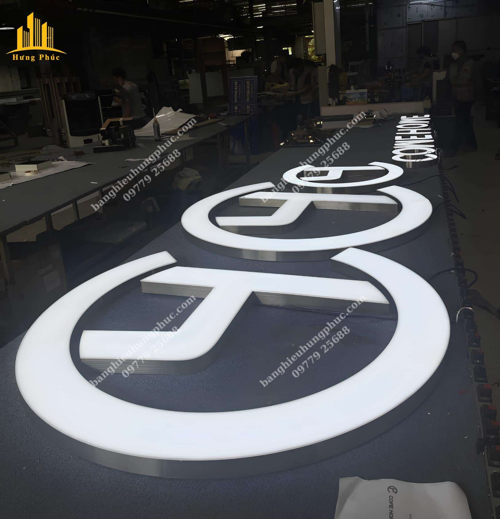 làm biển chữ nổi mica