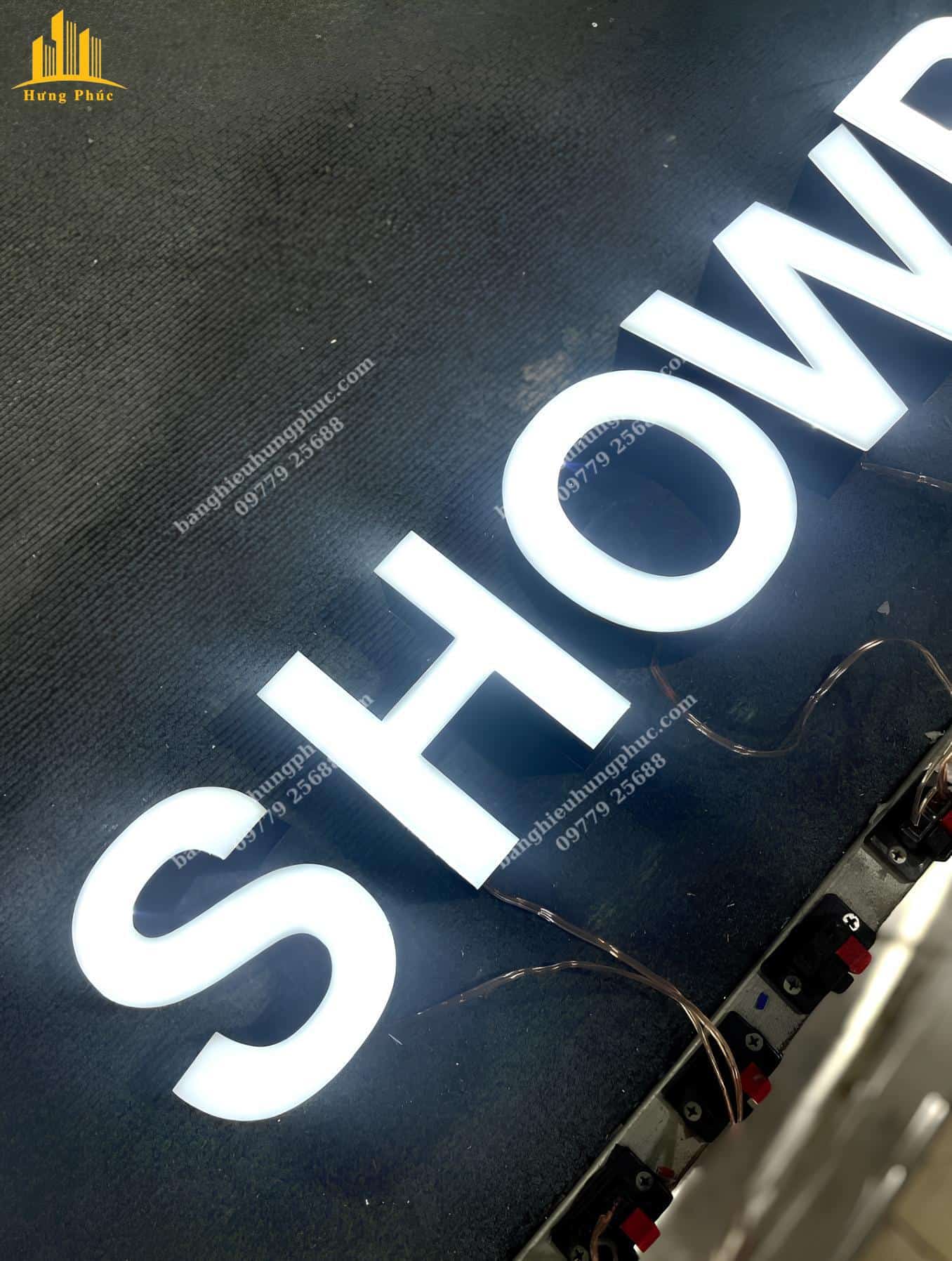 làm biển chữ nổi mica