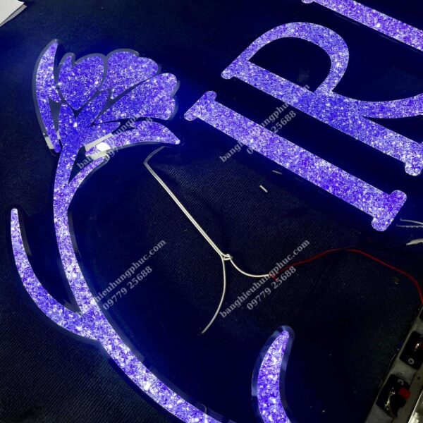 chữ nổi mica rải đá Arcylic