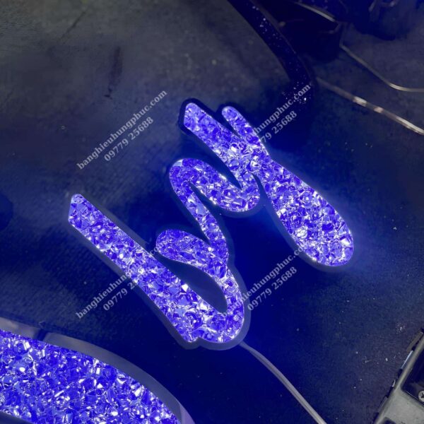 chữ nổi mica rải đá Arcylic