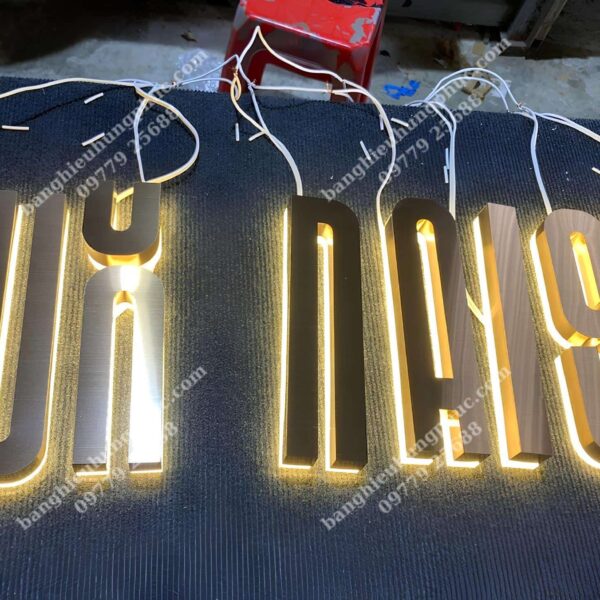 chữ hắt sáng chân