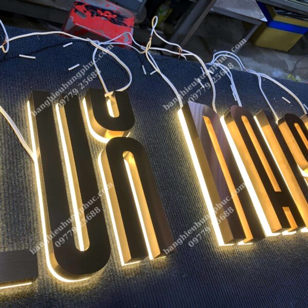 chữ hắt sáng chân