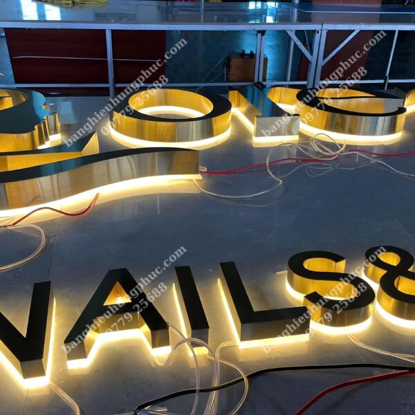 Chữ inox vàng đế mica cháo