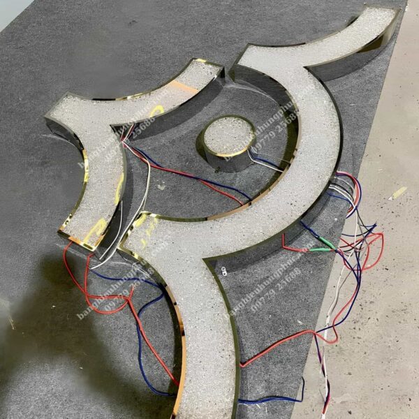 gia công chữ nổi inox