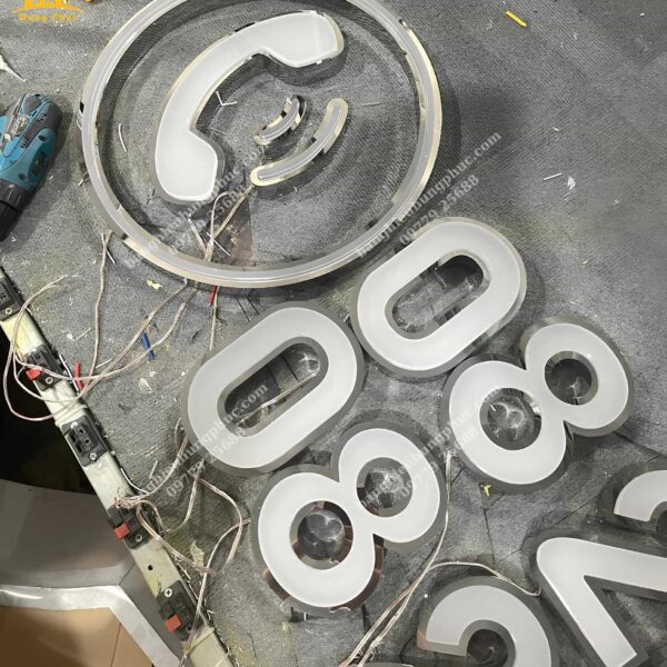 gia công chữ nổi inox