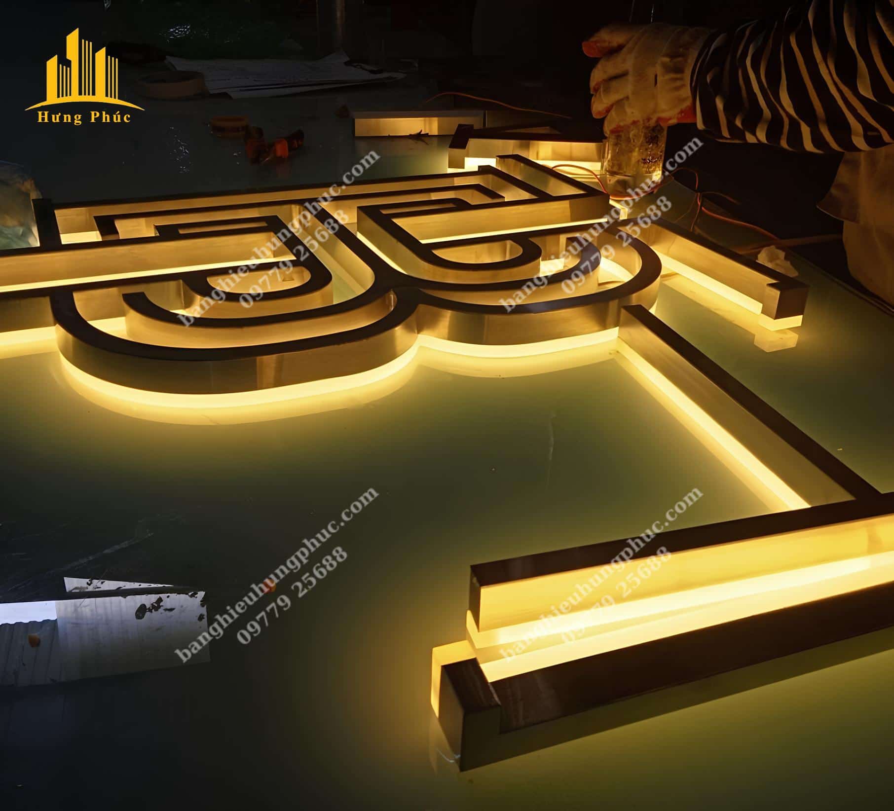 làm bảng hiệu alu