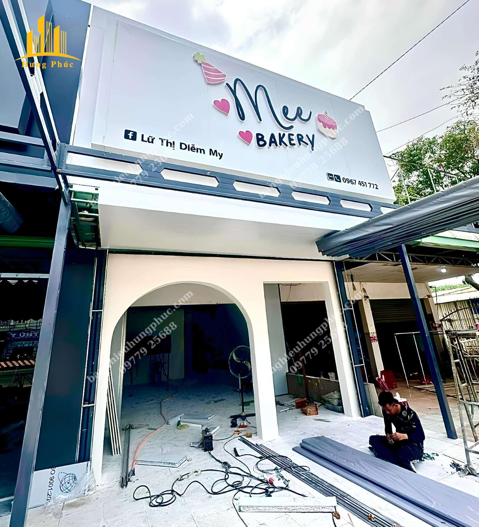 Bảng hiệu Hưng Phúc thi công trọn gói cửa hàng bánh kem MEE Bakery