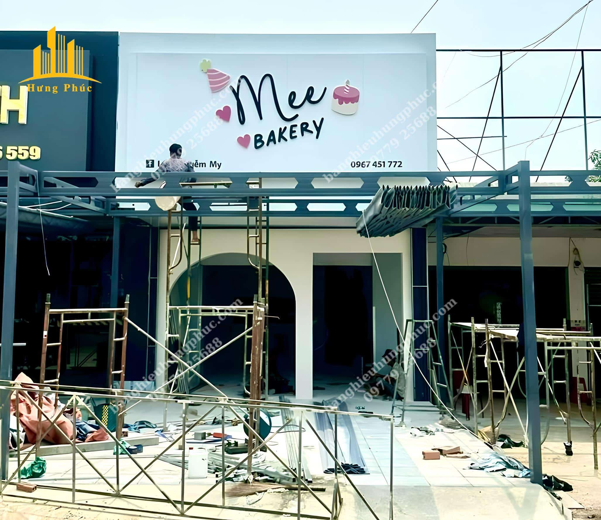 Bảng hiệu Hưng Phúc thi công trọn gói cửa hàng bánh kem MEE Bakery