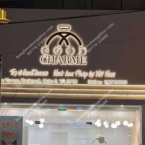 chữ mica sáng đèn