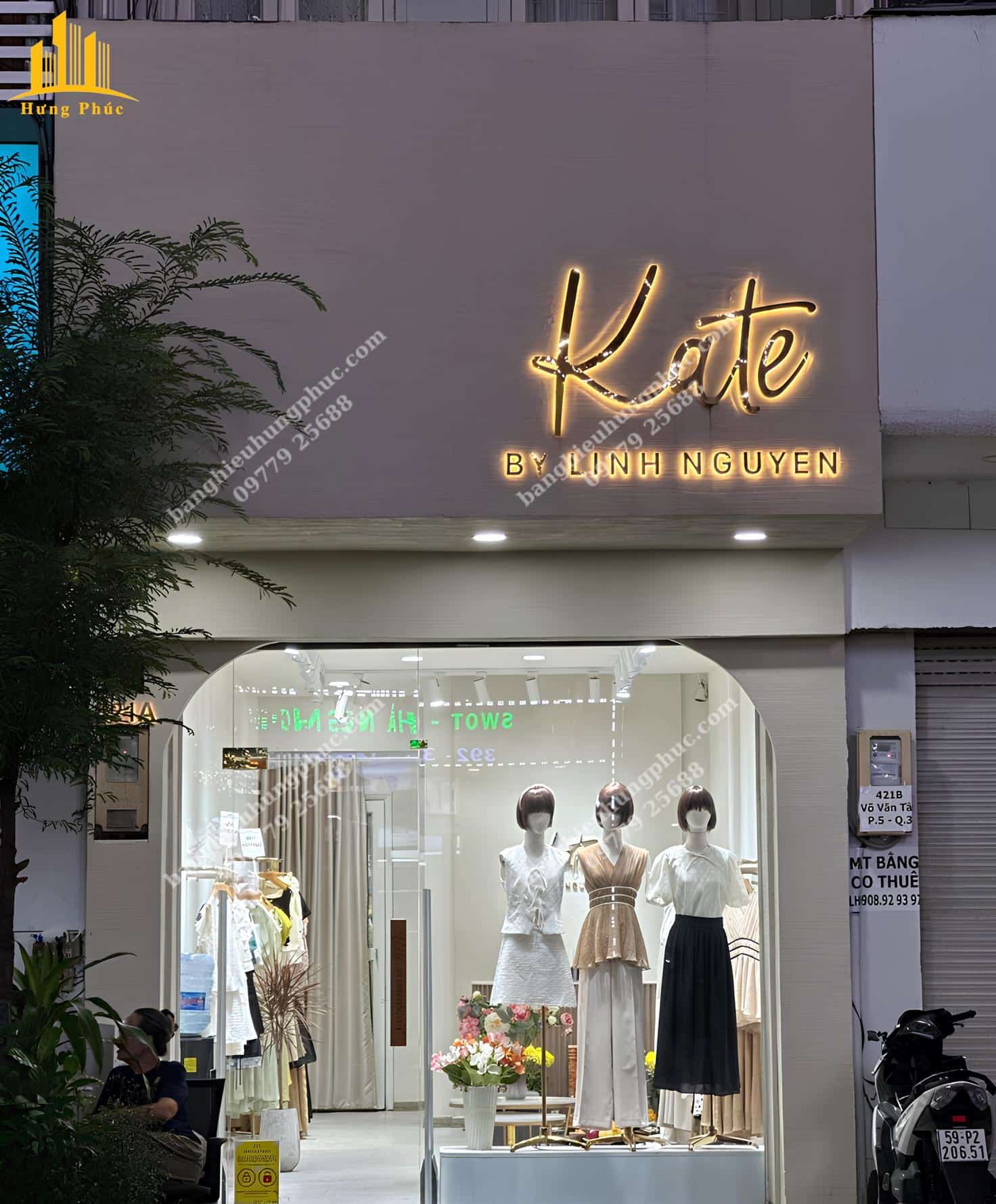 Chữ nổi mica đèn led sáng chân nền cemboard cho shop quần áo xinh Chữ nổi mica đèn led sáng chân nền cemboard cho shop quần áo xinh