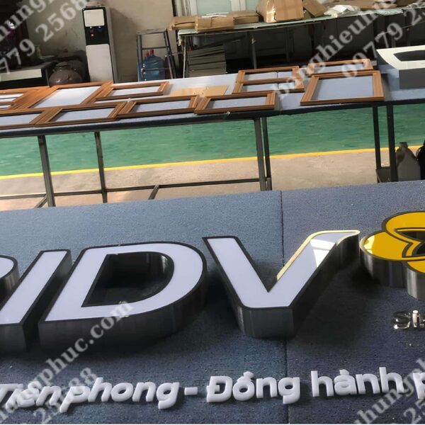 bảng hiệu chữ nổi mica