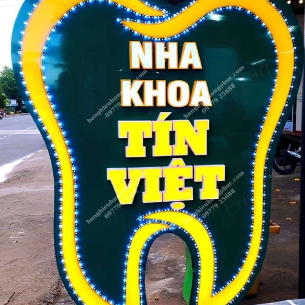 Biển vẫy nha khoa hình chiếc răng sáng đèn có đèn led chạy quanh viền