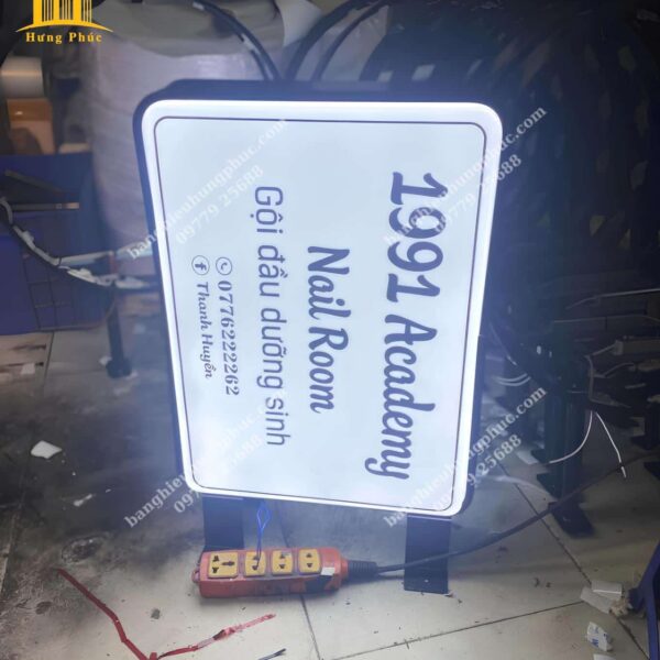 biển vẫy nail mi