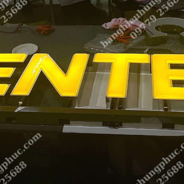 chữ mica sáng đèn