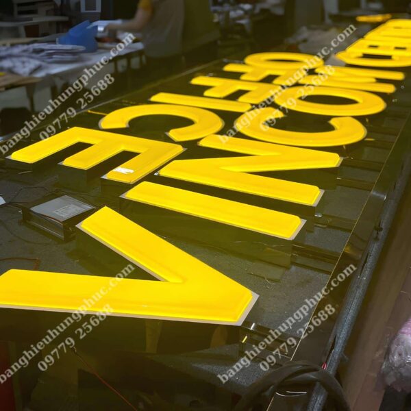 chữ mica sáng đèn