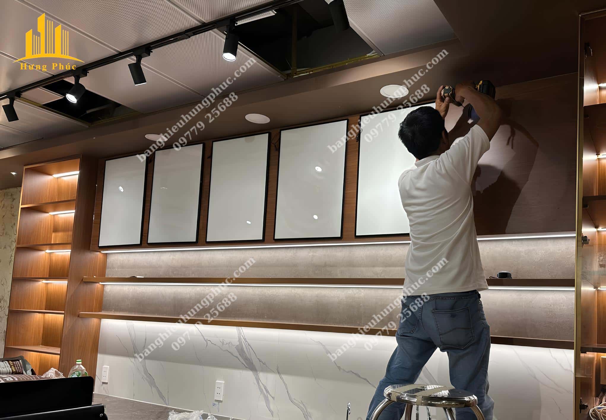 Bảng hiệu Hưng Phúc hỗ trợ lắp đặt hộp đèn siêu mỏng tận nơi Bảng hiệu Hưng Phúc hỗ trợ lắp đặt hộp đèn siêu mỏng tận nơi