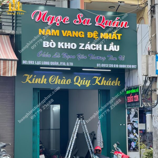 bàn giao bảng hiệu quán ăn