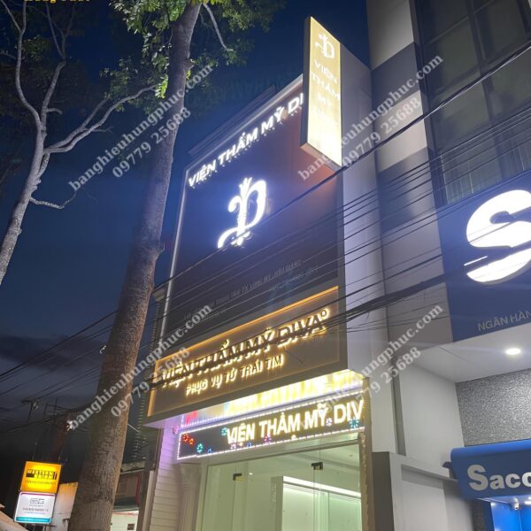 Bàn giao bảng hiệu viện thẩm mỹ