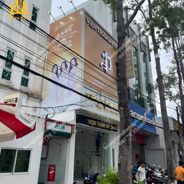 Bàn giao bảng hiệu viện thẩm mỹ