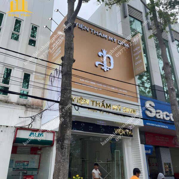 Bàn giao bảng hiệu viện thẩm mỹ