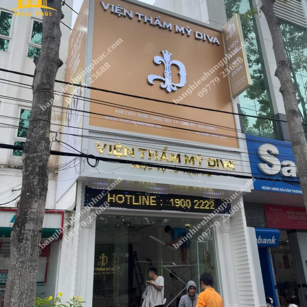 Bàn giao bảng hiệu viện thẩm mỹ