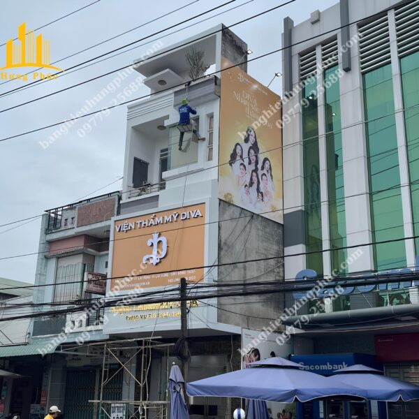 Bàn giao bảng hiệu viện thẩm mỹ