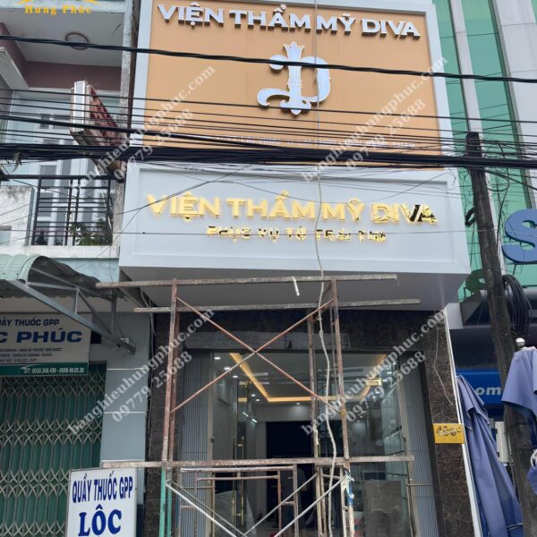 Bàn giao bảng hiệu viện thẩm mỹ
