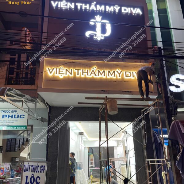 Bàn giao bảng hiệu viện thẩm mỹ