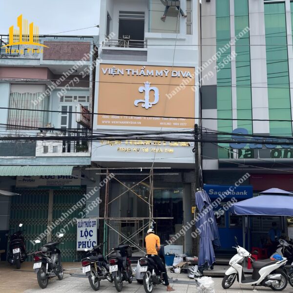 Bàn giao bảng hiệu viện thẩm mỹ