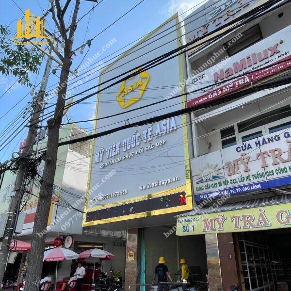 Bàn giao bảng hiệu viện thẩm mỹ