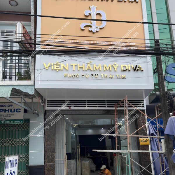 Bàn giao bảng hiệu viện thẩm mỹ