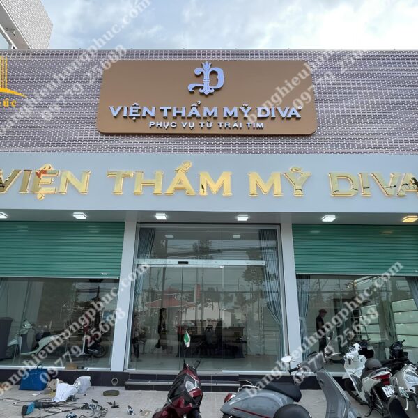 Bàn giao bảng hiệu viện thẩm mỹ