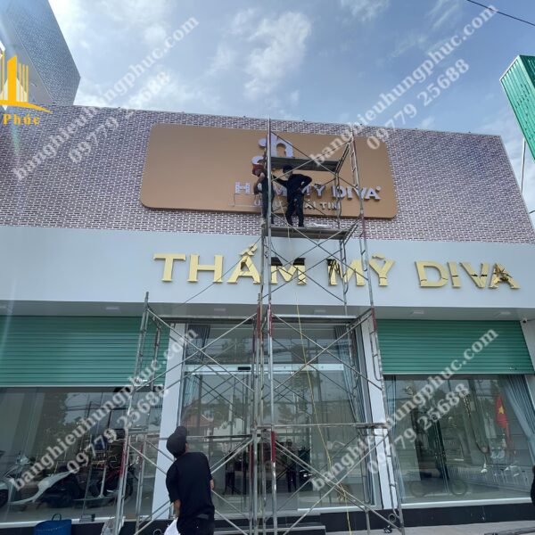 Bàn giao bảng hiệu viện thẩm mỹ